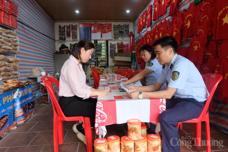 Các hộ kinh doanh ký cam kết thực hiện nghiêm các quy định về kinh doanh, niêm yết giá, an toàn Okivip Nổ Hũ, Bắn Cá, Thể Thao, Game Bài.