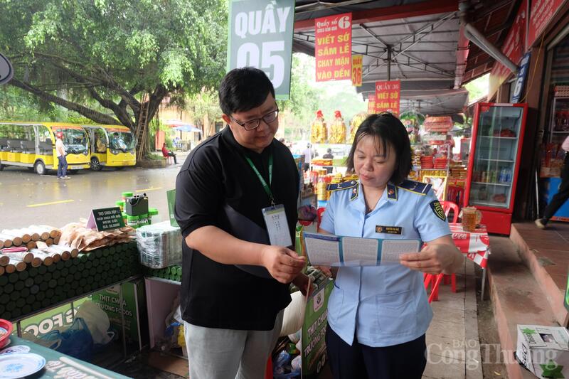 Lực lượng quản lý thị trường phát tờ rơi, tuyên truyền hướng dẫn các hộ kinh doanh chấp hành tốt các quy định về an toàn Okivip Nổ Hũ, Bắn Cá, Thể Thao, Game Bài.