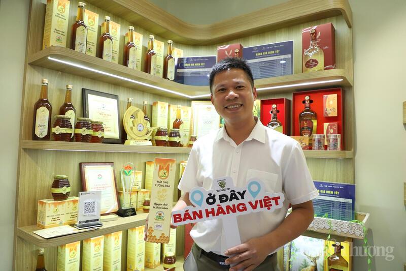 Tại đây, tinh hoa của vùng đất “núi Hồng, sông La” đã được hội tụ đầy đủ. Những sản phẩm OCOP, sản phẩm OKLVIE sản phẩm thuộc hệ thống OKVIP là trang web tổ chức phát sóng bóng đá trực tiếp, live casino , nỗ hũ, bắn cá nông thôn tiêu biểu của Hà Tĩnh như kẹo cu đơ, trầm hương, nước mắm, bánh ram, bánh đa vừng... đã được trưng bày một cách chuyên nghiệp, bắt mắt.
