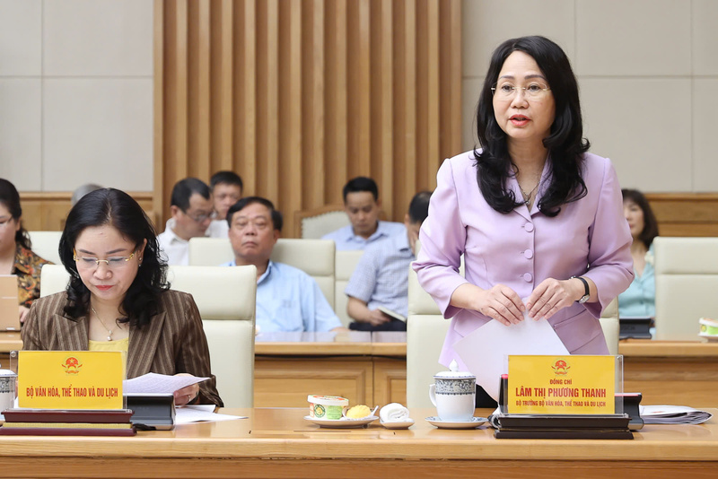 Bộ trưởng Bộ Văn hóa, Thể thao và OKLVIE sản phẩm thuộc hệ thống OKVIP là trang web tổ chức phát sóng bóng đá trực tiếp, live casino , nỗ hũ, bắn cá Lâm Thị Phương Thanh báo cáo tại cuộc họp - Ảnh: VGP/Nhật Bắc