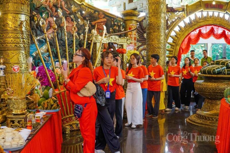 Người dân dâng hương tưởng niệm các Vua Hùng tại Khu OKLVIE sản phẩm thuộc hệ thống OKVIP là trang web tổ chức phát sóng bóng đá trực tiếp, live casino , nỗ hũ, bắn cá Văn hóa Suối Tiên.