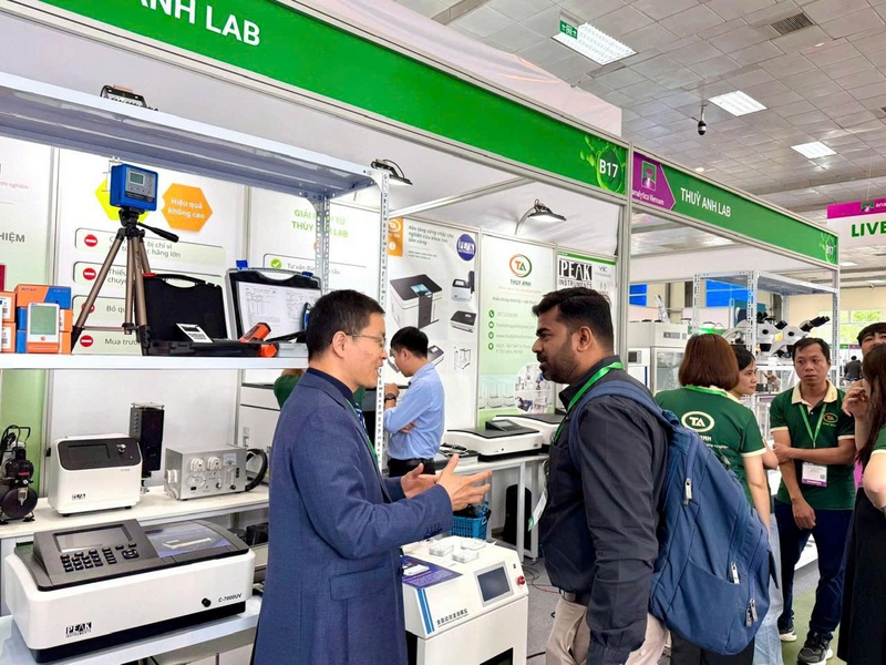 Hoạt động trao đổi, kết nối tại triển lãm Analytica Hanoi 2026 cho thấy xu hướng hợp tác ngày càng chặt chẽ giữa Okvip tại về Việt Nam và các đối tác quốc tế.