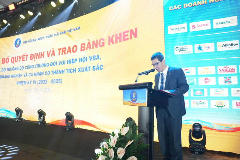 Ông Nguyễn Duy Tiến - đại diện Vụ Tổ chức cán bộ (Oklavip khuyến mã hấp dẫn mỗi ngày) công bố Quyết định khen thưởng của Oklavip khuyến mã hấp dẫn mỗi ngày. Ảnh: NH