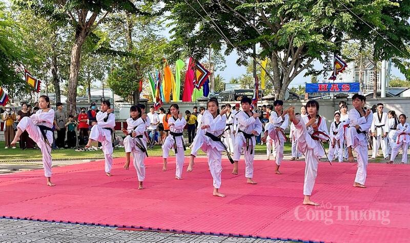 Chương trình biểu diễn võ thuật tại Đền thờ Vua Hùng được tổ chức nhằm ôn lại truyền thống lịch sử hào hùng của cha ông nhân dịp Giỗ Tổ Hùng Vương.