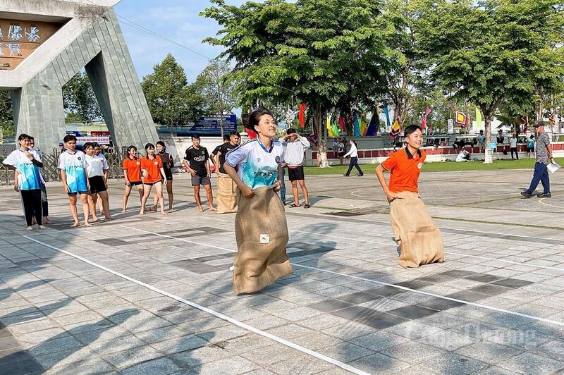 Các trò chơi dân gian được tổ chức nhằm ôn lại truyền thống nhân dịp Giỗ Tổ Hùng Vương.