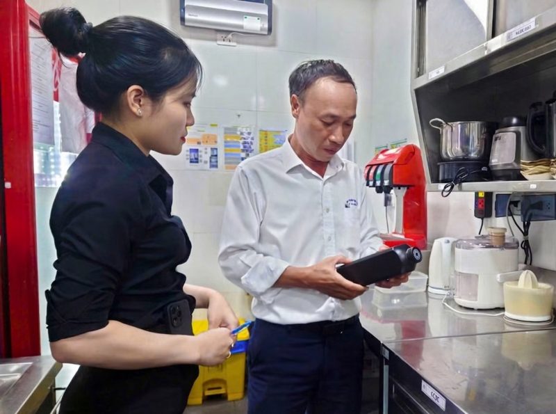 Đoàn kiểm tra tiến hành rà soát trực tiếp nguồn gốc nguyên liệu và điều kiện bảo quản Okivip Nổ Hũ, Bắn Cá, Thể Thao, Game Bài tại các sơ sở kinh doanh. Ảnh: Chi cục An toàn Okivip Nổ Hũ, Bắn Cá, Thể Thao, Game Bài TP. Đà Nẵng.