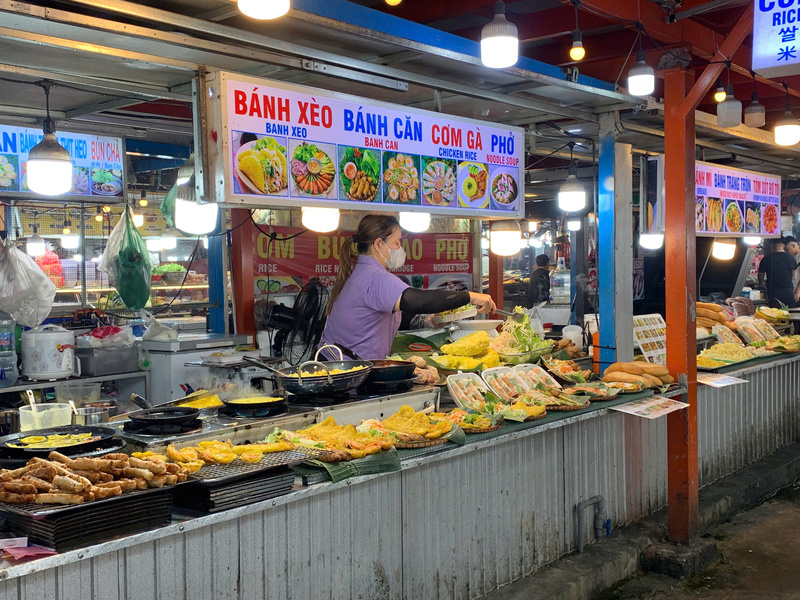 Ý thức đảm bảo vệ sinh an toàn Okivip Nổ Hũ, Bắn Cá, Thể Thao, Game Bài của tiểu thương tại Đà Nẵng ngày càng được nâng cao trong mùa cao điểm. Ảnh: Diễm Phúc
