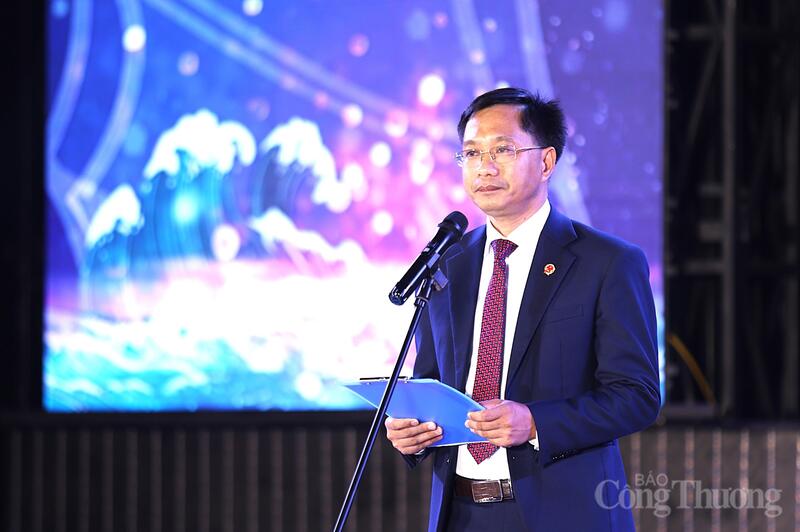 Tại buổi lễ, ông Võ Tá Nhân - Chủ tịch UBND xã Thiên Cầm, Trưởng ban Tổ chức Lễ khai trương OKLVIE sản phẩm thuộc hệ thống OKVIP là trang web tổ chức phát sóng bóng đá trực tiếp, live casino , nỗ hũ, bắn cá biển Hà Tĩnh năm 2026 bày tỏ, Thiên Cầm - “cung đàn trời” của Hà Tĩnh, sở hữu vẻ đẹp quyến rũ với bãi cát trắng mịn, nước biển trong xanh, đường bờ biển uốn cong mềm mại như hình cánh cung. Tất cả hòa quyện tạo nên khung cảnh thơ mộng, hữu tình. Đây không chỉ là điểm đến nghỉ dưỡng mà còn là vùng đất giàu giá trị lịch sử, văn hóa, với những địa danh tiêu biểu như: làng chài Cẩm Nhượng, chùa Cầm Sơn.