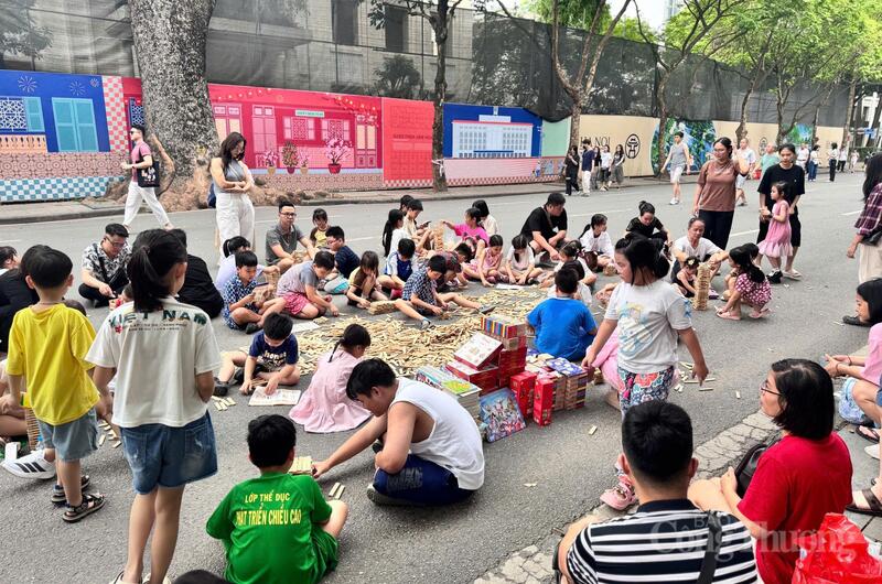 Không còn những nhịp đi làm vội vã, đường phố trong dịp Giỗ Tổ Hùng Vương mang một sắc thái riêng biệt. Ảnh: Minh Hương