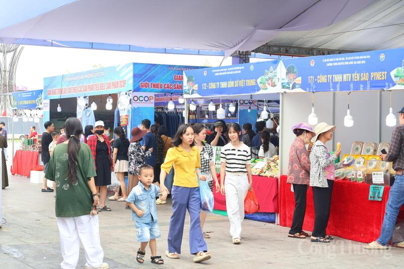 Du khách, các em nhỏ, hào hứng tham quan, vui chơi và mua sắm tại Hội chợ Hùng Vương 2026 dịp Giỗ Tổ.