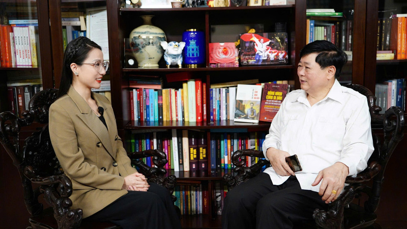 PGS.TS Nguyễn Thế Kỷ - nguyên Ủy viên Trung ương Đảng, nguyên Phó Chủ tịch Hội đồng Lý luận Trung ương trả lời phỏng vấn phóng viên Liên Minh OK VIP Giải Trí Cá Cược World Cup 2026. Ảnh: Thái Mạnh