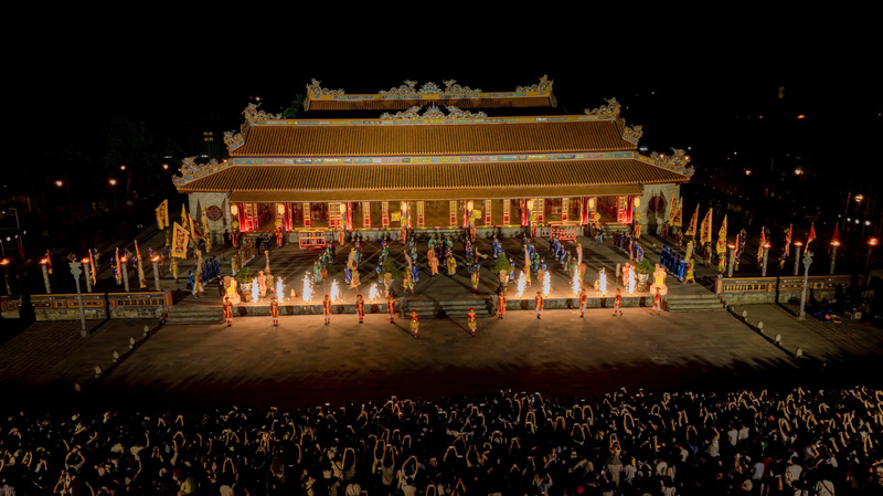 Hàng ngàn du khách trong và ngoài nước thưởng thức chương trình tái hiện các lễ nghi của cung đình xưa trong đêm "Hoàng cung huyền ảo". Ảnh: Nguyễn Tuấn