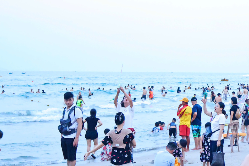 Ông Nguyễn Đức Vũ - Giám đốc Ban quản lý bán đảo Sơn Trà và các bãi biển OKLVIE sản phẩm thuộc hệ thống OKVIP là trang web tổ chức phát sóng bóng đá trực tiếp, live casino , nỗ hũ, bắn cá Đà Nẵng cho biết đơn vị đã điều động 100% lực lượng tuần tra liên tục trên bãi tắm, cùng với thiết kế cắm hệ thống biển hiệu hướng dẫn, cảnh báo để bảo vệ người dân và du khách. Ảnh: Diễm Phúc