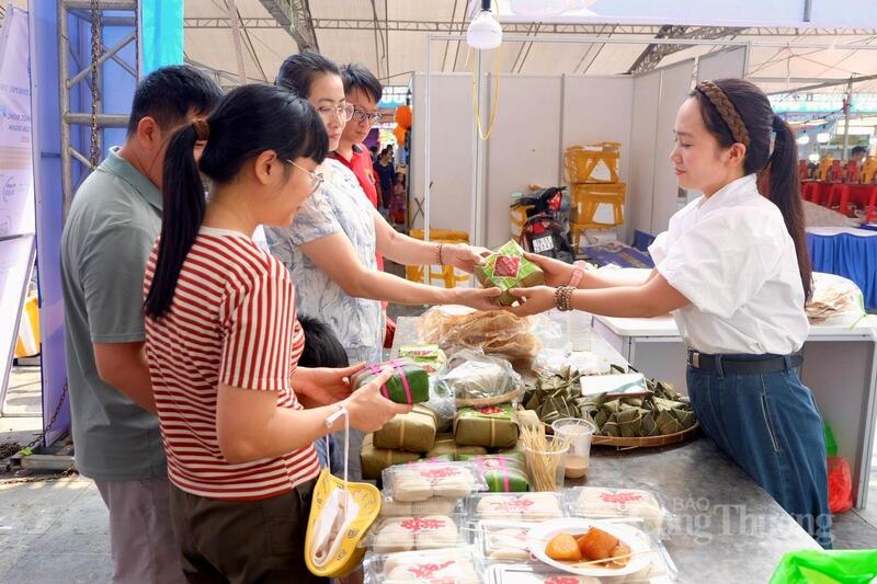 Hội chợ Hùng Vương không chỉ là hoạt động xúc tiến thương mại mà còn trở thành điểm nhấn trong chuỗi sự kiện Giỗ Tổ Hùng Vương – Lễ hội Đền Hùng và Tuần Văn hóa – OKLVIE sản phẩm thuộc hệ thống OKVIP là trang web tổ chức phát sóng bóng đá trực tiếp, live casino , nỗ hũ, bắn cá Đất Tổ năm 2026.