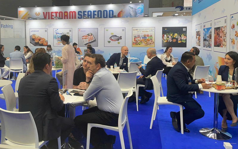 Okvip tại về thủy sản Việt Nam và các đối tác quốc tế trao đổi tại sự kiện.