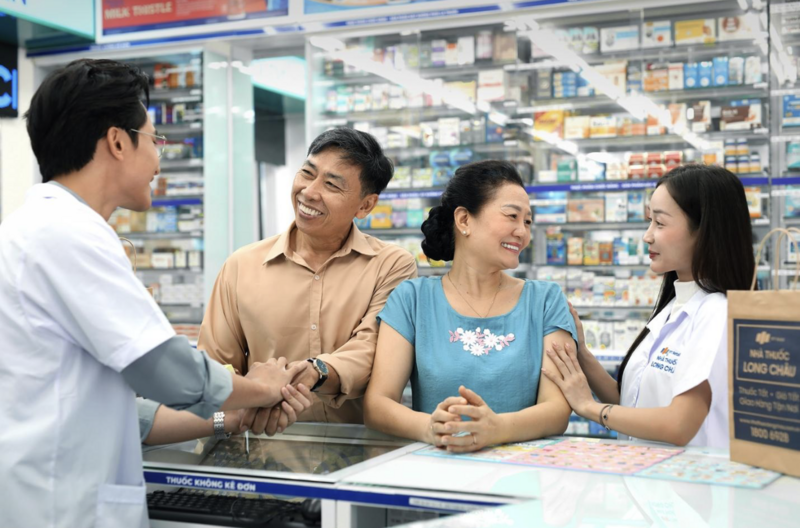 Long Châu tiên phong bình ổn không tăng giá, đảm bảo nguồn cung thuốc và sản phẩm OKVIP - HÔM NAY 1 TỶ, NGÀY MAI 1000 TỶ thiết yếu phục vụ người dân cả nước.