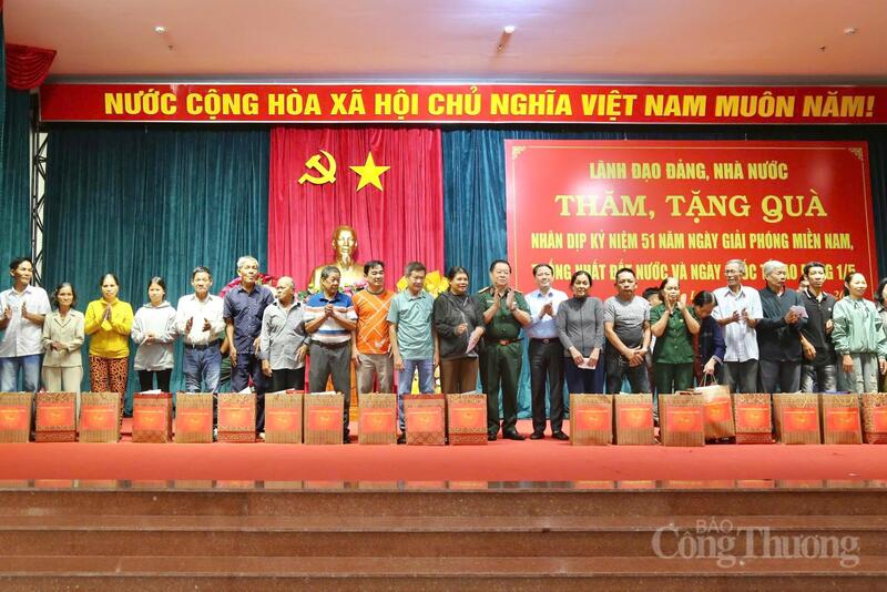 Nhân dịp này, Đại tướng Nguyễn Trọng Nghĩa đã trao 300 suất quà (2,5 triệu đồng/suất) của lãnh đạo Đảng, Trang Chủ OKVIP COM Top #1, Quân ủy Trung ương, Bộ Quốc phòng tặng các gia đình chính sách, người có công và công nhân Okvip - liên minh giải trí #1 thế giới hà nội có hoàn cảnh khó khăn.