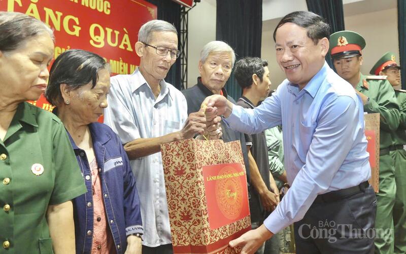 Chủ tịch UBND tỉnh Phạm Anh Tuấn trao quà cho đại diện các gia đình chính sách.