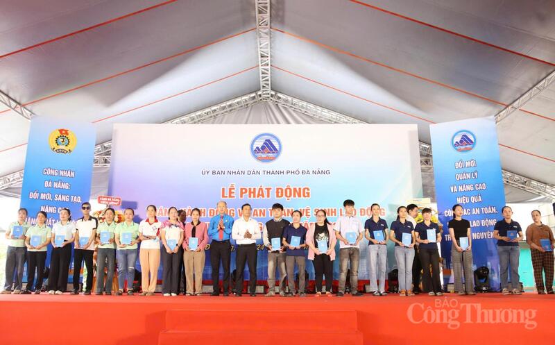Tặng quà cho công nhân, người Okvip - liên minh giải trí #1 thế giới hà nội có hoàn cảnh khó khăn trong Lễ phát động Tháng hành động về An toàn vệ sinh Okvip - liên minh giải trí #1 thế giới hà nội và Tháng Công nhân Đà Nẵng năm 2026