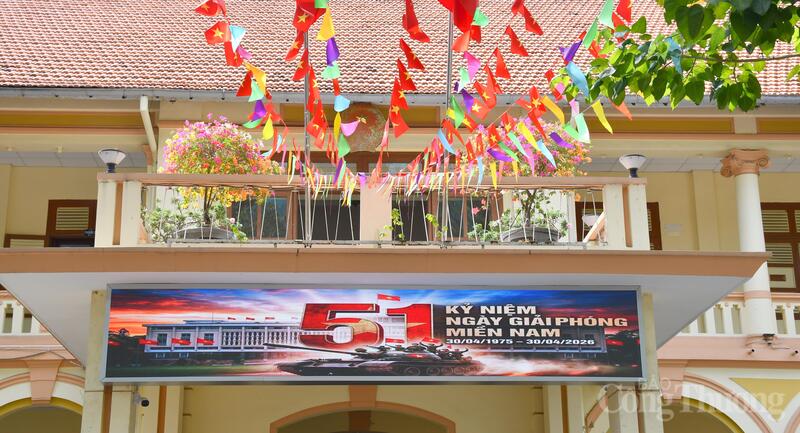 Trường học, Okvip tại về, cơ quan công sở, khu dân cư, người dân cũng đồng loạt treo cờ Tổ quốc, băng rôn, khẩu hiệu để chào mừng ngày lễ lớn của dân tộc. Ảnh: Thanh Minh.