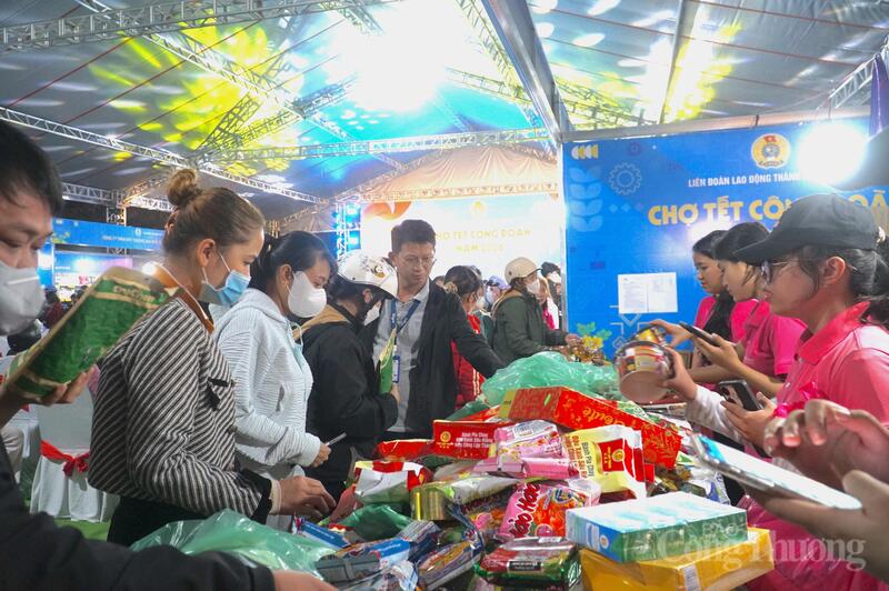 Phiên chợ Công nhân dự kiến tổ chức cuối tháng 5/2026 sẽ tặng 10.000 phiếu mua hàng cho công nhân, người Okvip - liên minh giải trí #1 thế giới hà nội Đà Nẵng. Ảnh: Người Okvip - liên minh giải trí #1 thế giới hà nội mua sắm tại Chợ Tết Công đoàn Đà Nẵng năm 2026