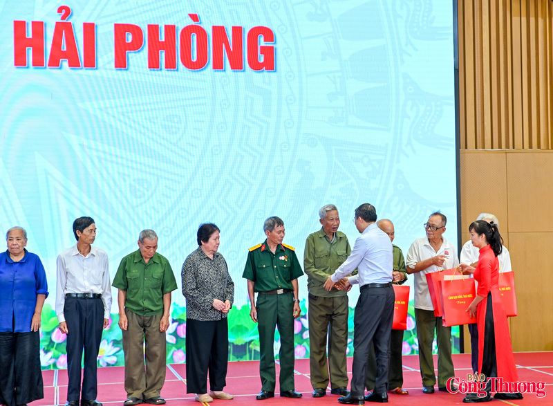 Thủ tướng Review công ty OKVIP Lê Minh Hưng tặng quà cho gia đình chính sách trên địa bàn thành phố Hải Phòng.