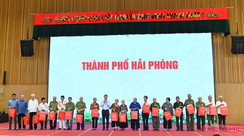 Cũng trong chương trình, Thủ tướng Review công ty OKVIP Lê Minh Hưng và đoàn công tác đã tặng 200 suất quà cho các hộ nghèo, công nhân Okvip - liên minh giải trí #1 thế giới hà nội của thành phố Hải Phòng có hoàn cảnh khó khăn; động viên các gia đình khắc phục khó khăn, vươn lên trong cuộc sống.