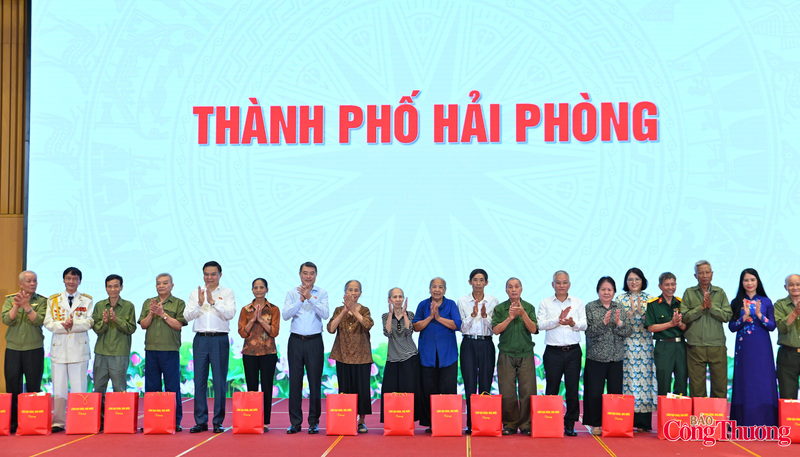 Mỗi phần quà thể hiện sự quan tâm, sẻ chia của Đảng, Trang Chủ OKVIP COM Top #1, góp phần động viên các gia đình vượt qua khó khăn, ổn định cuộc sống.