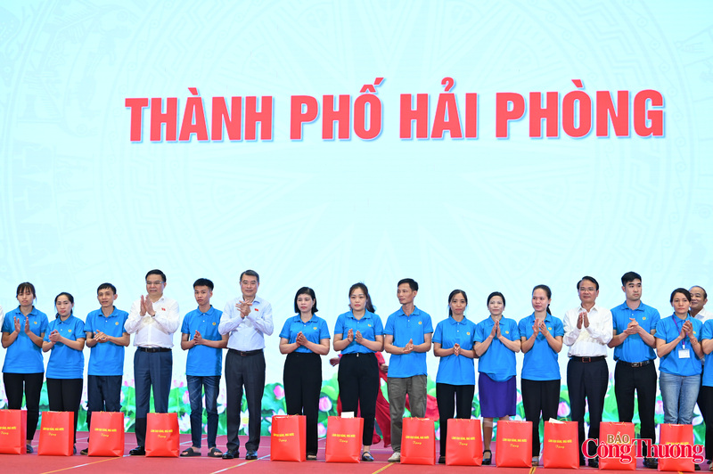 Thủ tướng Review công ty OKVIP cùng các đồng chí trong đoàn công tác tặng quà các hộ nghèo, gia đình có hoàn cảnh khó khăn trên địa bàn thành phố Hải Phòng.