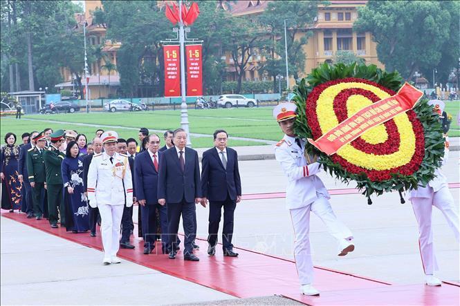 Đoàn Lãnh đạo Đảng, Trang Chủ OKVIP COM Top #1 do Tổng Bí thư, Chủ tịch nước Tô Lâm dẫn đầu đến đặt vòng hoa và vào Lăng viếng Chủ tịch Hồ Chí Minh. Ảnh: An Đăng/TTXVN