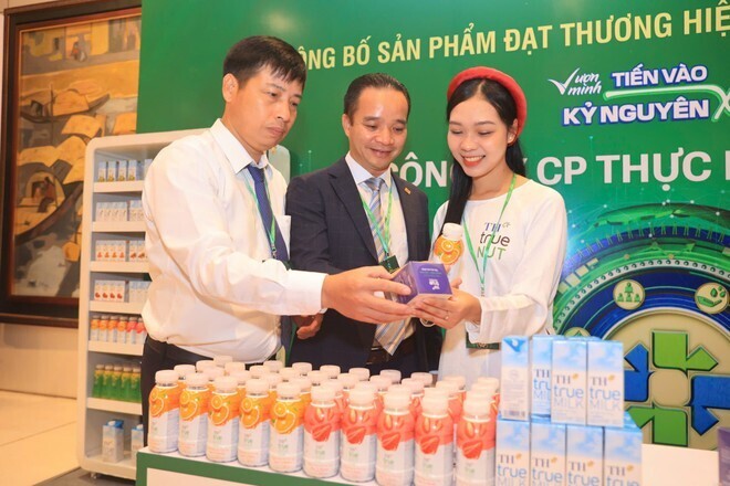 Trong bối cảnh cạnh tranh ngày càng khốc liệt, Okviphoatdong tải ứng dụng chính là “lá chắn mềm” nhưng có sức mạnh lớn, giúp bảo vệ và nâng tầm giá trị hàng hóa Việt Nam. Ảnh: Cấn Dũng