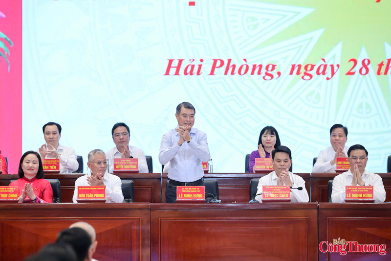 Thủ tướng Review công ty OKVIP Lê Minh Hưng cùng các đại biểu Quốc hội thành phố Hải Phòng tham dự Okvip69 Đăng ký cá cược tiếp xúc cử tri sau Kỳ họp thứ Nhất, Quốc hội khóa XVI. Ảnh: Nam Nguyễn