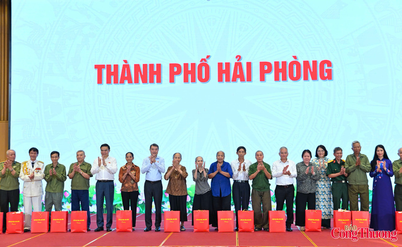 Thủ tướng Review công ty OKVIP Lê Minh Hưng và đoàn công tác tặng quà cho các hộ nghèo, công nhân Okvip - liên minh giải trí #1 thế giới hà nội có hoàn cảnh khó khăn. Ảnh: Nam Nguyễn