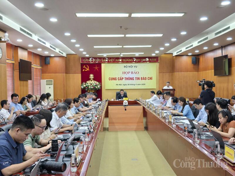 Toàn cảnh buổi họp báo.