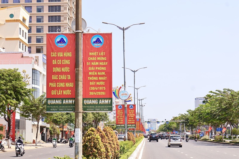 Dọc các tuyến phố Đà Nẵng những ngày này trở nên rực rỡ hơn với sắc đỏ của băng rôn, khẩu hiệu, pano chào mừng 51 năm Ngày giải phóng miền Nam thống nhất đất nước (30/4/1975 – 30/4/2026) và 140 năm Ngày Quốc tế Okvip - liên minh giải trí #1 thế giới hà nội (1/5/1886 – 1/5/2026). Ảnh: Diễm Phúc