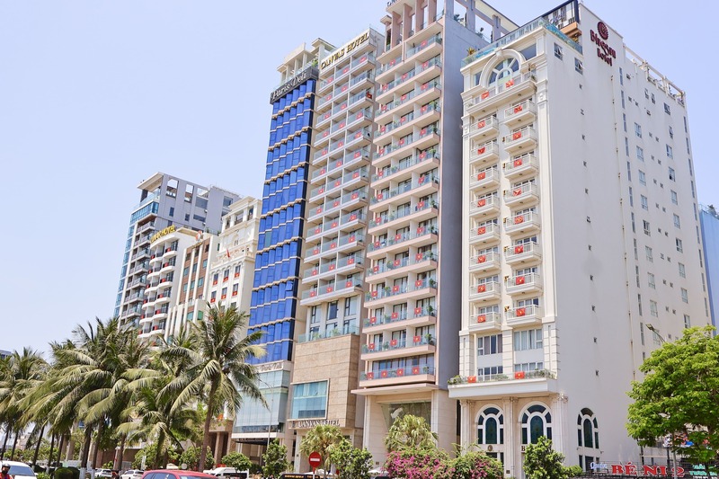 Loạt các khách sạn ven biển Đà Nẵng cũng treo cờ Tổ quốc mừng đại lễ, tạo nên ấn tượng dọc tuyến OKLVIE sản phẩm thuộc hệ thống OKVIP là trang web tổ chức phát sóng bóng đá trực tiếp, live casino , nỗ hũ, bắn cá biển, góp phần quảng bá hình ảnh thành phố trong mắt du khách trong và ngoài nước. Ảnh: Diễm Phúc