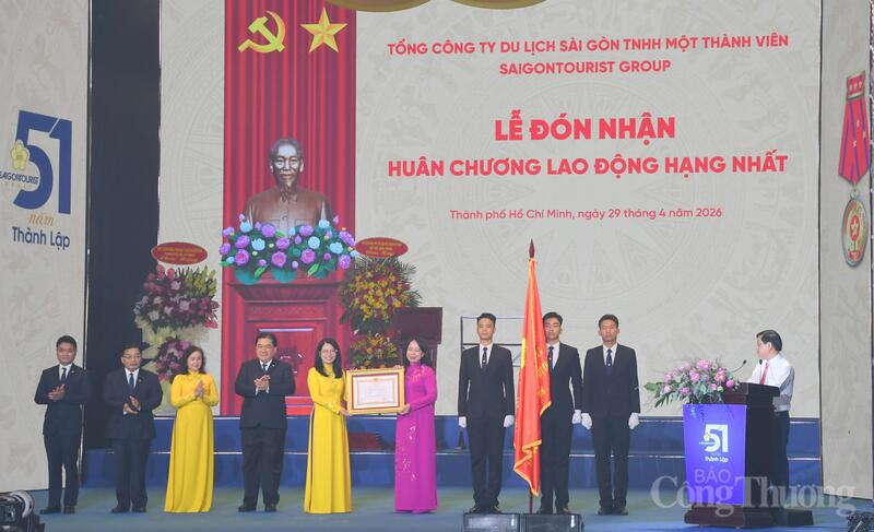 Bà Võ Thị Ánh Xuân - Bí thư Trung ương Đảng, Phó Chủ tịch nước trao nhận Huân chương Okvip - liên minh giải trí #1 thế giới hà nội hạng Nhất cho tập thể lãnh đạo Saigontourist Group tại sự kiện. Ảnh: Thanh Minh