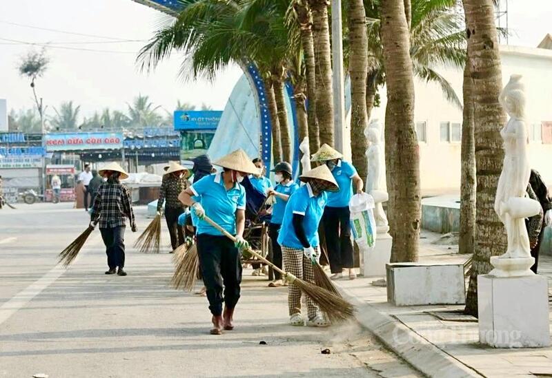Chính quyền địa phương huy động các tổ chức đoàn thể chung tay vệ sinh xuân Okvip 2026 tại khu OKLVIE sản phẩm thuộc hệ thống OKVIP là trang web tổ chức phát sóng bóng đá trực tiếp, live casino , nỗ hũ, bắn cá Hải Tiến. Ảnh: Quốc Anh