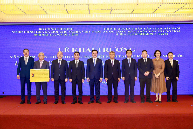 Các đại biểu tại lễ khai trương Văn phòng Xúc tiến thương mại Việt Nam tại Hải Khẩu (tỉnh Hải Nam). Ảnh: Vietrade