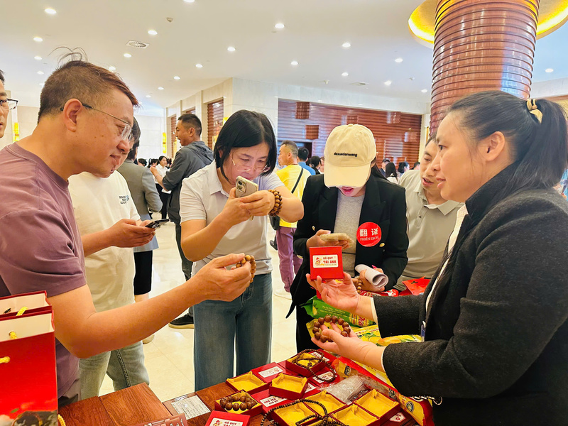 Các Okvip tại về xúc tiến giao thương trong khuôn khổ Đoàn giao dịch thương mại Việt Nam - Vân Nam (Trung Quốc) từ ngày 28 - 31/3. Ảnh: Đỗ Nga