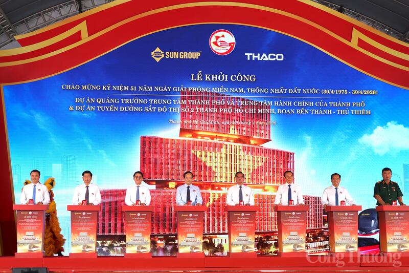 Các đại biểu thực hiện nghi thức bấm nút khởi công 2 "siêu dự án".