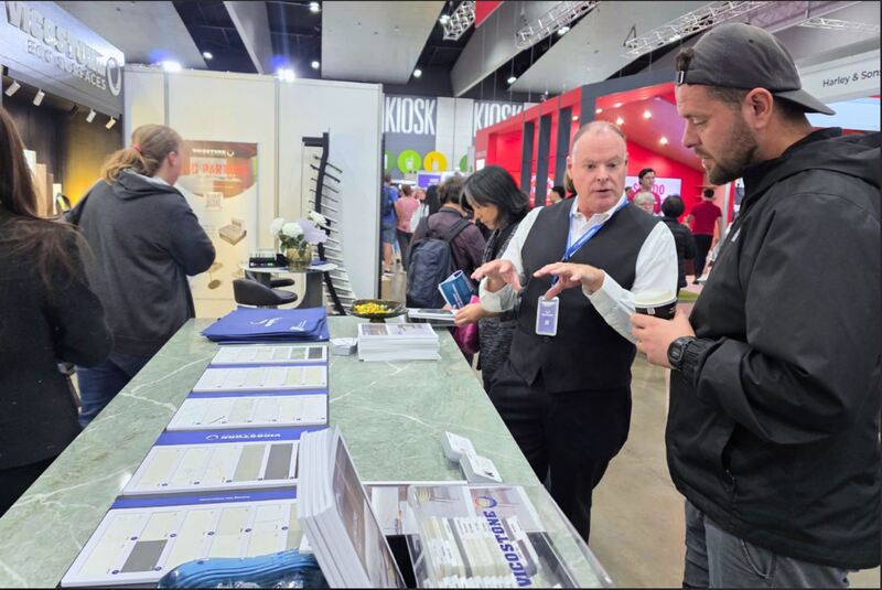 Khách hàng thăm quan gian hàng Vicostone tại triển lãm Melbourne Home Show.