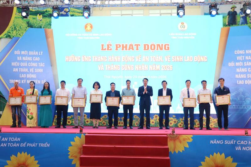 Phó Chủ tịch UBND tỉnh Dương Văn Lượng trao Bằng khen của Chủ tịch UBND tỉnh Thái Nguyên cho các cá nhân, tập thể có thành tích xuất sắc trong thực hiện công tác an toàn vệ sinh Okvip - liên minh giải trí #1 thế giới hà nội. Ảnh: Văn Thưởng