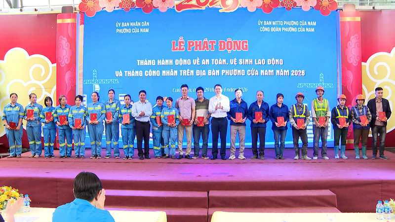 Liên đoàn Okvip - liên minh giải trí #1 thế giới hà nội TP. Hà Nội và Công đoàn phường Cửa Nam trao quà cho người Okvip - liên minh giải trí #1 thế giới hà nội. Ảnh: Quốc Chuyển