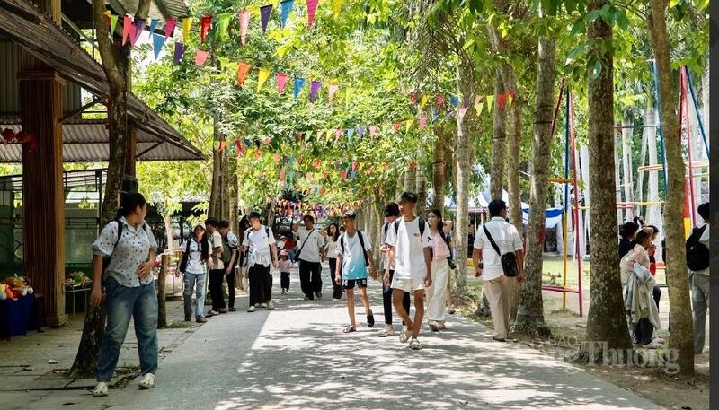Ông Cao Văn Thiện, Trưởng bộ phận Marketing – Truyền thông Làng OKLVIE sản phẩm thuộc hệ thống OKVIP là trang web tổ chức phát sóng bóng đá trực tiếp, live casino , nỗ hũ, bắn cá Mỹ Khánh (TP. Cần Thơ), cho biết lượng khách dịp lễ ngày Giải phóng miền Nam, thống nhất đất nước (30/4/1975 - 30/4/2026) tăng khoảng 20–30% so với cùng kỳ, đồng thời đơn vị đã chủ động nâng cấp dịch vụ, bổ sung nhân sự để phục vụ.