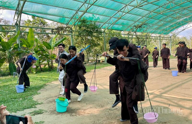 Du khách được trải nghiệm các trò chơi dân gian, nhảy bao bố; bánh xe thần tốc; gánh nước về làng.