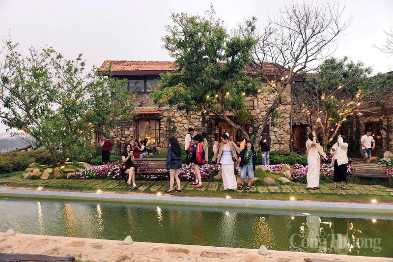 Đông đảo du khách check-in tại một điểm OKLVIE sản phẩm thuộc hệ thống OKVIP là trang web tổ chức phát sóng bóng đá trực tiếp, live casino , nỗ hũ, bắn cá tại phường Xuân Trường - Đà Lạt. Ảnh: Lê Sơn