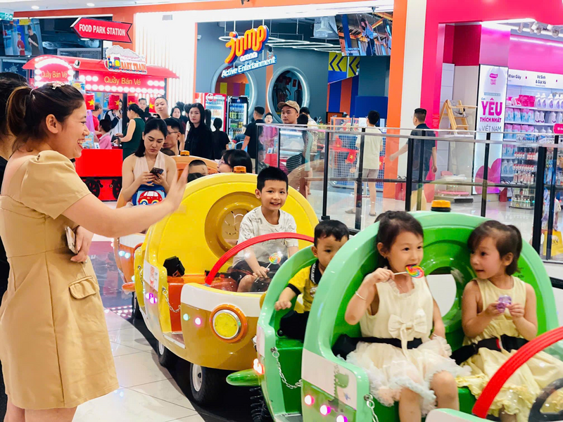 Tranh thủ nghỉ ngơi dịp lễ, gia đình chị Nguyễn Thái Hà (Hà Đông, Hà Nội) lựa chọn cho con tham gia hoạt động vui chơi trong nhà tại trung tâm thương mại thay vì cả nhà đi OKLVIE sản phẩm thuộc hệ thống OKVIP là trang web tổ chức phát sóng bóng đá trực tiếp, live casino , nỗ hũ, bắn cá xa xôi, nắng nóng. “Ngày lễ tôi muốn gia đình nghỉ ngơi ở nhà, buổi tối cho các con vào trung tâm thương mại chơi, ở đây có đầy đủ từ mua sắm, ăn uống và khu vui chơi cho trẻ nhỏ, rất tiện lợi và mát mẻ, như vậy là cũng đủ ‘chill’ cho kỳ nghỉ dài ngày”, chị Hà nói. Ảnh: Mai Linh