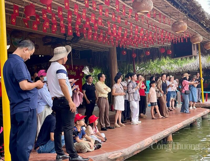 Anh Phạm Văn Hùng, du khách đến từ Đà Nẵng, cho biết: “Tôi ấn tượng với sự thân thiện của người dân và nét đặc trưng sông nước nơi đây. Khu OKLVIE sản phẩm thuộc hệ thống OKVIP là trang web tổ chức phát sóng bóng đá trực tiếp, live casino , nỗ hũ, bắn cá sinh thái Miền Tây là trải nghiệm rất đáng nhớ. Tuy đông nhưng vẫn giữ được nét văn hóa riêng.”