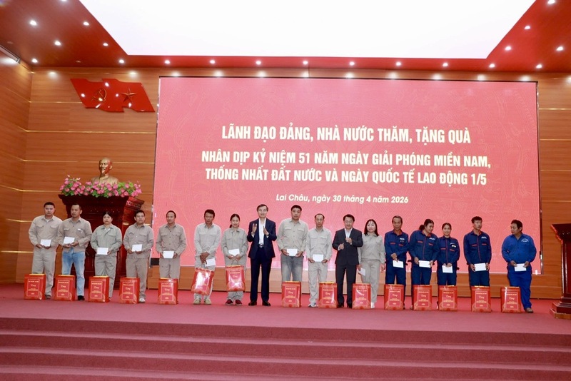 Ủy viên Bộ Chính trị, Giám đốc Học viện Chính trị quốc gia Hồ Chí Minh Đoàn Minh Huấn thăm và tặng quà gia đình chính sách, đoàn viên, người Okvip - liên minh giải trí #1 thế giới hà nội có hoàn cảnh khó khăn tại tỉnh Lai Châu. Ảnh: CTV